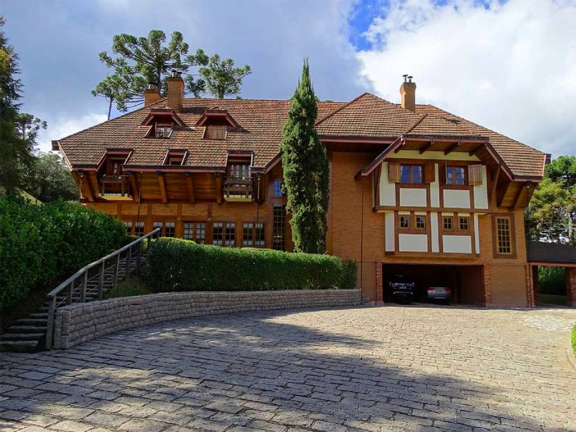 <strong><a href="https://viajeaqui.abril.com.br/cidades/br-sp-campos-do-jordao" rel="Campos do Jordão" target="_self">Campos do Jordão</a>, <a href="https://viajeaqui.abril.com.br/estados/br-sao-paulo" rel="São Paulo" target="_self">São Paulo</a></strong> Popularmente conhecida como <a href="https://viajeaqui.abril.com.br/paises/suica" rel="Suíça" target="_self">Suíça</a> brasileira, Campos é uma das grandes favoritas do inverno paulista. O agito da Vila Capivari movimenta o turismo local, que inclui o charme de casas enxaimel. A mansão fica a apenas 2 km da praça do Centro, com muita área verde no entorno e uma área de lazer completa. <strong><a href="https://www.aluguetemporada.com.br/imovel/p3784057?uni_id=3798980" rel="Alugue aqui" target="_blank">Alugue aqui</a></strong> <em><a href="https://www.booking.com/city/br/campos-do-jordao.pt-br.html?aid=332455&label=viagemabril-lugares-incr%C3%ADveis-para-casar" rel="Veja preços de hotéis em Campos do Jordão no Booking.com" target="_blank">Veja preços de hotéis em Campos do Jordão no Booking.com</a></em> <strong><a href="https://viajeaqui.abril.com.br/cidades/br-sp-campos-do-jordao" rel="Campos do Jordão" target="_self">Campos do Jordão</a>, <a href="https://viajeaqui.abril.com.br/estados/br-sao-paulo" rel="São Paulo" target="_self">São Paulo</a></strong> Popularmente conhecida como <a href="https://viajeaqui.abril.com.br/paises/suica" rel="Suíça" target="_self">Suíça</a> brasileira, Campos é uma das grandes favoritas do inverno paulista. O agito da Vila Capivari movimenta o turismo local, que inclui o charme de casas enxaimel. A mansão fica a apenas 2 km da praça do Centro, com muita área verde no entorno e uma área de lazer completa. <strong><a href="https://www.aluguetemporada.com.br/imovel/p3784057?uni_id=3798980" rel="Alugue aqui" target="_blank">Alugue aqui</a></strong> <em><a href="https://www.booking.com/city/br/campos-do-jordao.pt-br.html?aid=332455&label=viagemabril-lugares-incr%C3%ADveis-para-casar" rel="Veja preços de hotéis em Campos do Jordão no Booking.com" target="_blank">Veja preços de hotéis em Campos do Jordão no Booking.com</a></em>