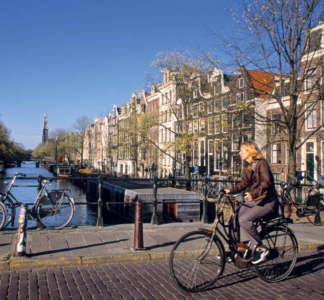 O Canal de Prinsengracht no caminho das bikes, síntese da capital holandesa O Canal de Prinsengracht no caminho das bikes, síntese da capital holandesa
