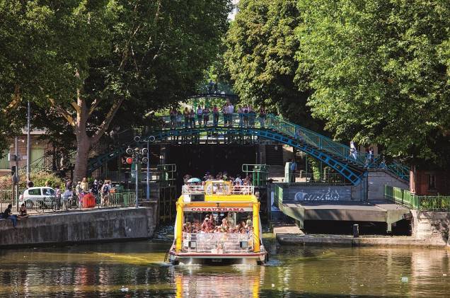 O canal é em si a grande vedete: em torno dele ficam os bares, restaurantes, boulangeries, pâtisseries, lojas e hotéis bacanas. É também às margens dele que os parisienses sentam nos fins de semana pra pegar um solzinho, fazer um piquenique ou assistir às eclusas se abrirem para a passagem dos barquinhos cheios de turistas, que ficam dando tchauzinho - e sendo correspondidos. Inverno ou verão, basta um dia de sol para que o lugar se encha de vida. O canal é em si a grande vedete: em torno dele ficam os bares, restaurantes, boulangeries, pâtisseries, lojas e hotéis bacanas. É também às margens dele que os parisienses sentam nos fins de semana pra pegar um solzinho, fazer um piquenique ou assistir às eclusas se abrirem para a passagem dos barquinhos cheios de turistas, que ficam dando tchauzinho - e sendo correspondidos. Inverno ou verão, basta um dia de sol para que o lugar se encha de vida.