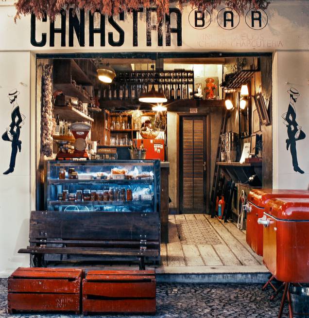 <strong>7. <a href="https://www.facebook.com/Canastra-Bar-825976007465428/" rel="CANASTRA BAR " target="_blank">CANASTRA BAR </a></strong>(1,4 Km)No fim da tarde ou início da noite, siga em direção ao Arpoador. Na Rua Jangadeiros, junto à Praça General Osório, o Canastra Bar caiu nas graças da moçada cool servindo queijos, embutidos e, às terças, ostras. Para acompanhar, vinhos, sangrias e cervejas. O boteco tem donos franceses e jeitão carioca, com disputadíssimas mesas na calçada.<em>Rua Jangadeiros, 42, loja B (Ipanema), 99656-1960</em> <strong>7. <a href="https://www.facebook.com/Canastra-Bar-825976007465428/" rel="CANASTRA BAR " target="_blank">CANASTRA BAR </a></strong>(1,4 Km)No fim da tarde ou início da noite, siga em direção ao Arpoador. Na Rua Jangadeiros, junto à Praça General Osório, o Canastra Bar caiu nas graças da moçada cool servindo queijos, embutidos e, às terças, ostras. Para acompanhar, vinhos, sangrias e cervejas. O boteco tem donos franceses e jeitão carioca, com disputadíssimas mesas na calçada.<em>Rua Jangadeiros, 42, loja B (Ipanema), 99656-1960</em>