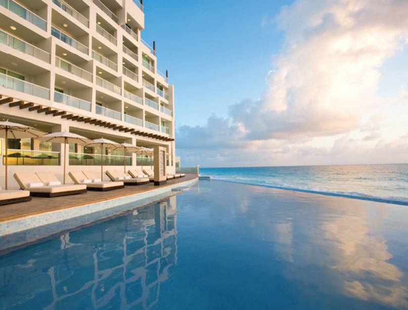 <strong><a href="https://viajeaqui.abril.com.br/cidades/mexico-cancun" rel="CANCÚN" target="_self">CANCÚN</a></strong> <a href="https://www.palaceresorts.com/sunpalace" rel="Resort Sun Palace" target="_blank"><strong>Resort Sun Palace</strong></a> <strong>Visão geral:</strong> ganha pontos pelo serviço atencioso e por ser o único resort apenas para casais de Cancún. Funciona em sistema all-inclusive. <strong>Acomodações:</strong> os que ficam no Concierge Level têm direito a extras, como DVD e amenities L’Occitane no quarto, jantar romântico e uma massagem no spa. Se você pedir por quartos para lua de mel, terá jacuzzie cama king-size. <strong>Lazer e gastronomia:</strong> tem lounge com espreguiçadeiras e uma piscina circular com borda infinita. Tem restaurantes mexicano, argentino e italiano. O spa, ao lado de uma piscina aquecida com duas jacuzzi, tem cinco salas para casais. <strong>Lua de mel: </strong>se pedir pelos pacotes de lua de mel ou bodas, pode ter diferenciais como garrafa de espumante no quarto, minibolo e café da manhã na cama. <strong><a href="https://viajeaqui.abril.com.br/cidades/mexico-cancun" rel="CANCÚN" target="_self">CANCÚN</a></strong> <a href="https://www.palaceresorts.com/sunpalace" rel="Resort Sun Palace" target="_blank"><strong>Resort Sun Palace</strong></a> <strong>Visão geral:</strong> ganha pontos pelo serviço atencioso e por ser o único resort apenas para casais de Cancún. Funciona em sistema all-inclusive. <strong>Acomodações:</strong> os que ficam no Concierge Level têm direito a extras, como DVD e amenities L’Occitane no quarto, jantar romântico e uma massagem no spa. Se você pedir por quartos para lua de mel, terá jacuzzie cama king-size. <strong>Lazer e gastronomia:</strong> tem lounge com espreguiçadeiras e uma piscina circular com borda infinita. Tem restaurantes mexicano, argentino e italiano. O spa, ao lado de uma piscina aquecida com duas jacuzzi, tem cinco salas para casais. <strong>Lua de mel: </strong>se pedir pelos pacotes de lua de mel ou bodas, pode ter diferenciais como garrafa de espumante no quarto, minibolo e café da manhã na cama.