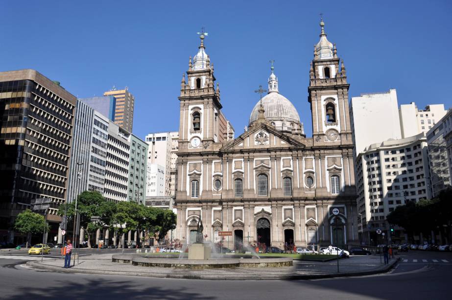 <strong>Igreja N S da Candelária:</strong> a cúpula, trazida de Lisboa, é adornada por oito estátuas de mármore, as portas são esculpidas em bronze; e o interior é revestido de mármore de quatro tonalidade. Recebe apresentações de música clássica em dias alternados 