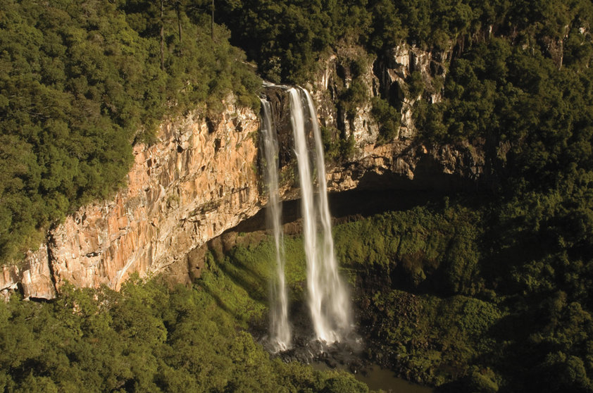 Considerada uma das melhores cidades da Serra Gaúcha, <a href="https://viajeaqui.abril.com.br/cidades/br-rs-canela" rel="Canela" target="_self">Canela</a> guarda a beleza da <strong><a href="https://viajeaqui.abril.com.br/estabelecimentos/br-rs-canela-atracao-parque-do-caracol" rel="Cascata do Caracol" target="_self">Cascata do Caracol</a></strong>, a mais famosa do <a href="https://viajeaqui.abril.com.br/estados/br-rio-grande-do-sul" rel="Rio Grande do Sul" target="_self">Rio Grande do Sul</a>. Com 131 m de altura, ela pode ser apreciada e fotografada a partir de um mirante. Pra quem deseja explorar o seu entorno, no entanto, é preciso ter fôlego: são 750 degraus pra chegar lá! 