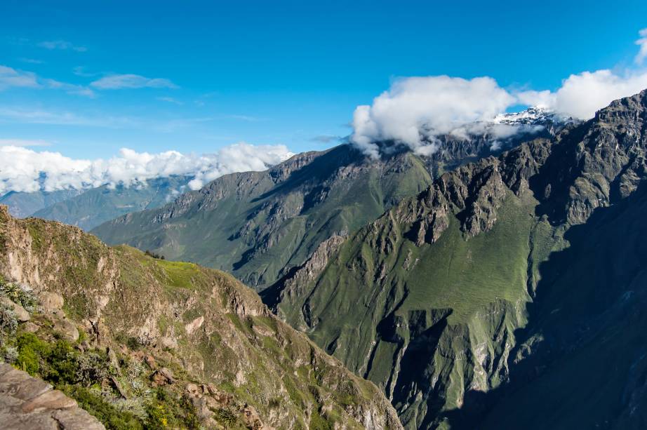 Localizado no Vale de Colca, ao sul do país, esse cânion é considerado o terceiro destino turístico mais visitado do Peru, com cerca de 120 mil visitantes por ano. Sua profundidade é duas vezes maior do que a do badalado <a href="https://viajeaqui.abril.com.br/estabelecimentos/estados-unidos-las-vegas-atracao-grand-canyon" target="_blank">Grand Canyon</a>, nos <a href="https://viajeaqui.abril.com.br/paises/estados-unidos" target="_blank">Estados Unidos</a>, com 4160 metros. Povoado pelos povos incas, o lugar seria, posteriormente, cercado por construções e cidades datadas da ocupação espanhola, entre 1542 e 1824. Aqui, também é possível visitar as plantações agrícolas mantidas por moradores locais Localizado no Vale de Colca, ao sul do país, esse cânion é considerado o terceiro destino turístico mais visitado do Peru, com cerca de 120 mil visitantes por ano. Sua profundidade é duas vezes maior do que a do badalado <a href="https://viajeaqui.abril.com.br/estabelecimentos/estados-unidos-las-vegas-atracao-grand-canyon" target="_blank">Grand Canyon</a>, nos <a href="https://viajeaqui.abril.com.br/paises/estados-unidos" target="_blank">Estados Unidos</a>, com 4160 metros. Povoado pelos povos incas, o lugar seria, posteriormente, cercado por construções e cidades datadas da ocupação espanhola, entre 1542 e 1824. Aqui, também é possível visitar as plantações agrícolas mantidas por moradores locais
