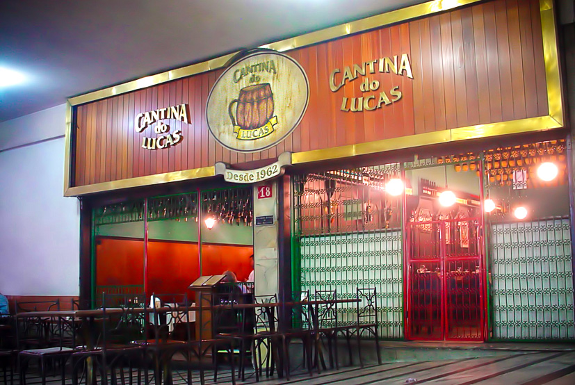 <a href="https://viajeaqui.abril.com.br/estabelecimentos/br-mg-belo-horizonte-restaurante-cantina-do-lucas" rel="Cantina do Lucas" target="_blank"><strong>Cantina do Lucas</strong></a>Bar e restaurante tradicional de Belo Horizonte, a Cantina do Lucas serve fartos e deliciosos pratos à lá carte de inspiração italiana e coração mineiro.O estabelecimento fica no Edifício Arcângelo Maletta, galeria tradicional da cidade localizada na cultural e boêmia Rua da Bahia. Durante o dia, estão abertos os sebos, gráficas, salas comerciais de toda sorte e restaurantes self-service e PF que atendem aos trabalhadores do centro da cidade. À noite a movimentação continua com diversos bares que vão do combo copo americano + cerveja gelada + mesa de plástico aos hypados bares com drinks elaborados e refeições com um quê de sofisticação.A Cantina do Lucas, aberta em 1962, está bem na entrada do Maletta.  <strong>Endereço: </strong>Avenida Augusto de Lima, 233, Edifício Maletta. Abre a partir das 11h30 da manhã todos os dias da semana. Sua cozinha só tem descanso quando fecha de vez, às 2h da manhã, de segunda a quinta, 3h da manhã às sextas e sábados e 1h da manhã no domingo<a href="https://www.cantinadolucas.com.br/" target="_blank"><strong>www.cantinadolucas.com.br</strong></a>