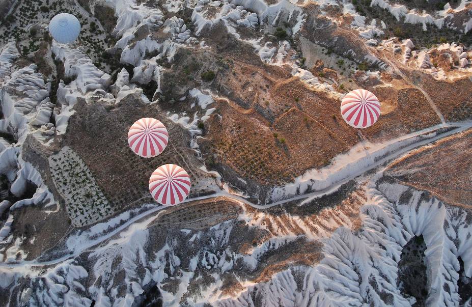 Balões sobrevoando a Capadócia Balões sobrevoando a Capadócia
