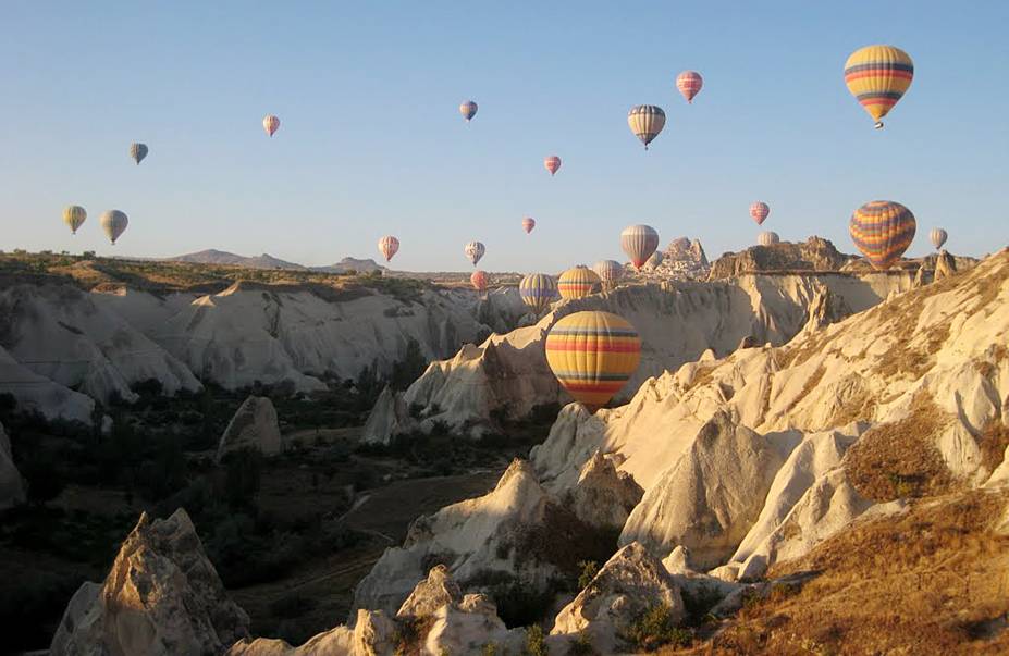 Balões sobrevoando a Capadócia Balões sobrevoando a Capadócia