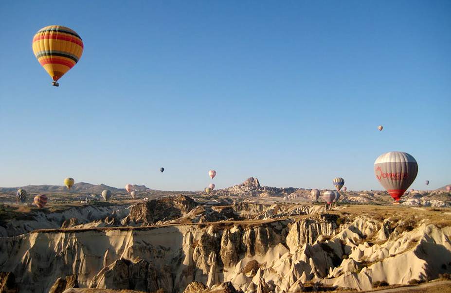 Balões sobrevoando a Capadócia Balões sobrevoando a Capadócia