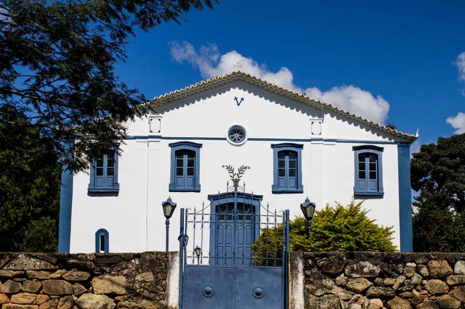 Pequena e charmosa, Carrancas se destaca mais pelas belas cachoeiras de seu entorno do que pelos edifícios históricos. Ainda sim, muitas casas têm placa com a sua data de construção, inclusive as mais recentes, o que mostra um orgulho carranquense por sua história. Pelas suas montanhas estão trilhas que levam a cachoeiras, grutas, poços e mirantes: é um dos polos de ecoturismo de Minas Gerais. Algumas das quedas d’água são de fácil acesso, perfeitas para serem visitadas com crianças pequenas. Também há pinturas rupestres encontradas no Sítio Arqueológico Lapa Zilda, que tem mais de 10 cachoeiras, que têm mais de 3.500 anos de idade, são bastante acessíveis e podem ser visitadas sem guia.