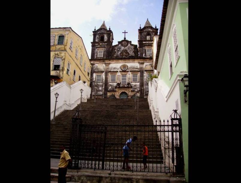 A obra-prima de <strong>Anselmo Duarte </strong>talvez mostre não somente o patente sincretismo religioso baiano, mas sobretudo o embate entre o oportunismo e coletivização de assuntos individuais. Rodado praticamente inteiro no entorno da igreja de <strong>Santa Bárbara </strong>(ou seria <strong>Iansã</strong>?), mantém-se atual e vigoroso. Indicado ao Oscar de melhor filme estrangeiro, voltou consagrado de Cannes, de onde trouxe a <strong>Palma de Ouro</strong>.
<strong>O Pagador de Promessas</strong> (Brasil, 1962) <strong>Diretor: </strong>Anselmo Duarte <strong>Estrelando: </strong>Leonardo Villar e Glória Menezes A obra-prima de <strong>Anselmo Duarte </strong>talvez mostre não somente o patente sincretismo religioso baiano, mas sobretudo o embate entre o oportunismo e coletivização de assuntos individuais. Rodado praticamente inteiro no entorno da igreja de <strong>Santa Bárbara </strong>(ou seria <strong>Iansã</strong>?), mantém-se atual e vigoroso. Indicado ao Oscar de melhor filme estrangeiro, voltou consagrado de Cannes, de onde trouxe a <strong>Palma de Ouro</strong>.
<strong>O Pagador de Promessas</strong> (Brasil, 1962) <strong>Diretor: </strong>Anselmo Duarte <strong>Estrelando: </strong>Leonardo Villar e Glória Menezes