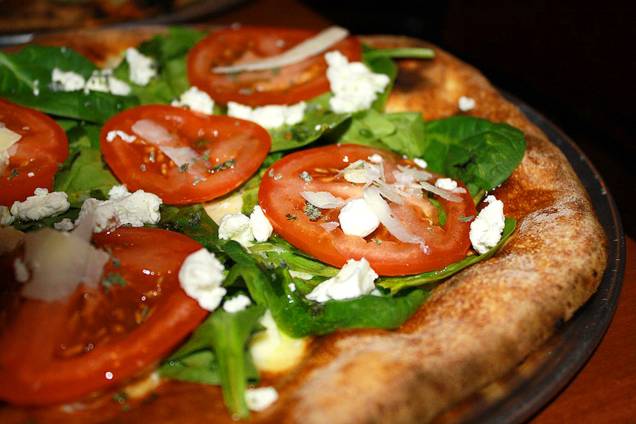 <strong><a href="https://www.capizzinyc.com/" rel="Capizzi" target="_blank">Capizzi</a></strong> Pizza nova-iorquina é bem diferente da brasileira. Afinal de contas, o mais comum é comê-la como um lanche, e não como uma refeição completa. Se o desejo é a segunda opção, há algumas casas, como a Capizzi, que vão além do combo queijo + molho de tomate. <em>547 Ninth Avenue, 10018</em> <strong><a href="https://www.capizzinyc.com/" rel="Capizzi" target="_blank">Capizzi</a></strong> Pizza nova-iorquina é bem diferente da brasileira. Afinal de contas, o mais comum é comê-la como um lanche, e não como uma refeição completa. Se o desejo é a segunda opção, há algumas casas, como a Capizzi, que vão além do combo queijo + molho de tomate. <em>547 Ninth Avenue, 10018</em>