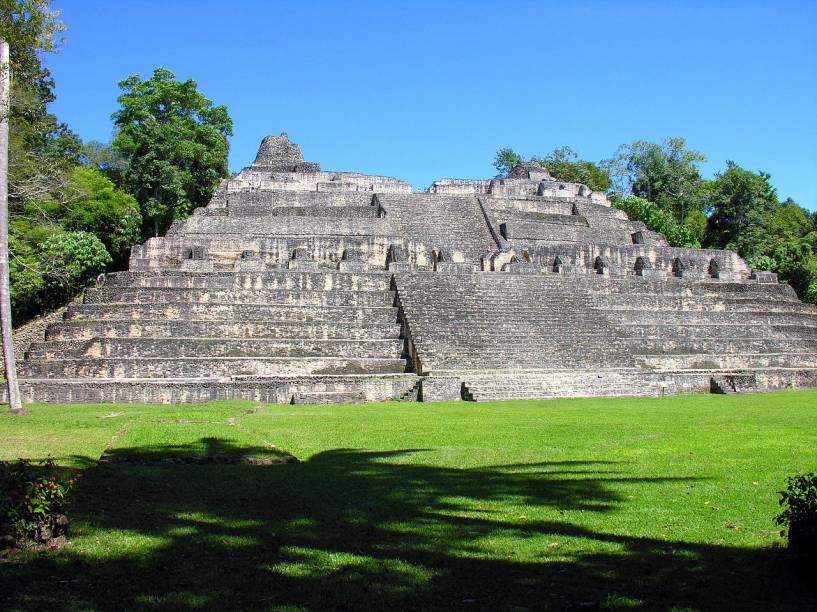 <strong>10. Caana – Caracol – Belize </strong>Com 43 metros de altura, é a pirâmide mais alta de Belize e a maior estrutura construída pelo homem no país. Tem origem maia e foi erigida por volta de 800 d.C. Seu nome significa “palácio dos céus”. A cidade de Caracol tinha aproximadamente 200 km² em seu apogeu, área maior do que a da Cidade de Belize, capital do país!O nome "Caracol" é espanhol e se refere à estrada sinuosa que é preciso percorrer para chegar ao local. Arqueólogos supõem que seu nome maia era Oxwitza, Uxwitza ou Oxhuitza, que significa “Água das Três Montanhas”