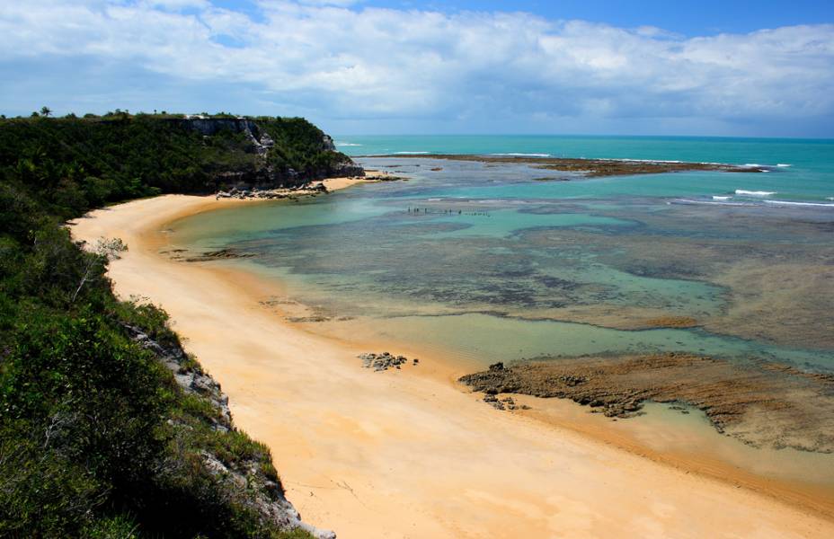 A Praia do Espelho em Porto seguro, Bahia, é uma das regiões mais bonitas do Litoral Sul da Bahia. Nos dias ensolarados a tonalidade do mar varia de verde estonteante até azul piscina cristalino – Tão claro que deu nome à praia. Some a areia branquinha e o verde dos coqueiros e você tem uma das poucas praiais cinco-estrelas do GUIA BRASIL