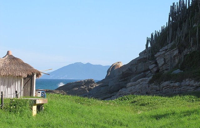 A <a href="https://viajeaqui.abril.com.br/estabelecimentos/br-rj-buzios-atracao-das-caravelas" rel="Praia das Caravelas" target="_blank">Praia das Caravelas</a> fica em uma Área de Preservação Ambiental. Pequena, tem mar verdinho e agitado, pouco indicado para as crianças A <a href="https://viajeaqui.abril.com.br/estabelecimentos/br-rj-buzios-atracao-das-caravelas" rel="Praia das Caravelas" target="_blank">Praia das Caravelas</a> fica em uma Área de Preservação Ambiental. Pequena, tem mar verdinho e agitado, pouco indicado para as crianças