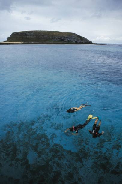 <strong>Parque Nacional Marinho dos Abrolhos, Bahia —</strong> Mergulhadores próximo à Ilha Redonda, no Parque Nacional Marinho dos Abrolhos, Caravelas (BA)