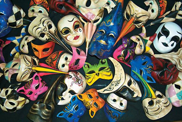 <strong><a href="https://viajeaqui.abril.com.br/cidades/italia-veneza" rel="Veneza, Itália:">Veneza, Itália:</a> Baile de Máscaras</strong><br />A tradição de Veneza no Carnaval vem de muito tempo atrás, desde seu auge no século 18. As fantasias não combinam exatamente com a nossa idéia de folia – são pesadas, de veludo – mas é impossível visitar a cidade e não querer trazer uma de suas fabulosas máscaras na bagagem <strong><a href="https://viajeaqui.abril.com.br/cidades/italia-veneza" rel="Veneza, Itália:">Veneza, Itália:</a> Baile de Máscaras</strong><br />A tradição de Veneza no Carnaval vem de muito tempo atrás, desde seu auge no século 18. As fantasias não combinam exatamente com a nossa idéia de folia – são pesadas, de veludo – mas é impossível visitar a cidade e não querer trazer uma de suas fabulosas máscaras na bagagem
