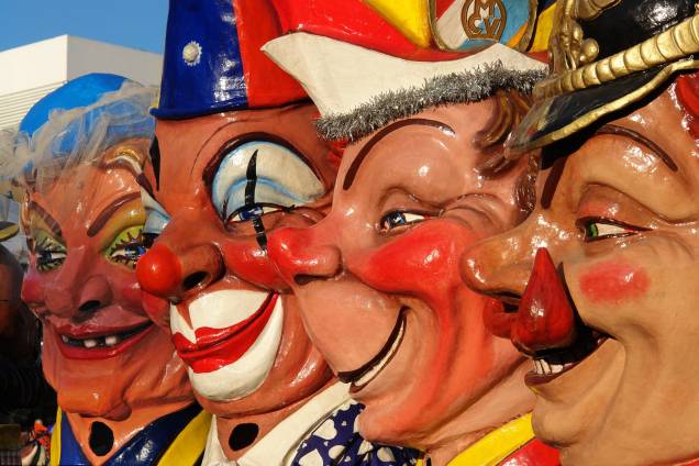 <strong>Mainz, Alemanha: descontração</strong><br />Em Mainz, cidade na região do Vale do Reno, milhares de pessoas fantasiadas acompanham os cortejos. Se os alemães têm fama de povo sisudo, isso definitivamente não se aplica durante o Carnaval: é possível até flagrá-los dançando – não com a ginga brasileira, claro, mas eles tentam <strong>Mainz, Alemanha: descontração</strong><br />Em Mainz, cidade na região do Vale do Reno, milhares de pessoas fantasiadas acompanham os cortejos. Se os alemães têm fama de povo sisudo, isso definitivamente não se aplica durante o Carnaval: é possível até flagrá-los dançando – não com a ginga brasileira, claro, mas eles tentam