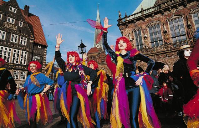 <strong>Bremen, Alemanha: folia e frio</strong><br />Além da dança, outra diferença entre as festas de Brasil e Alemanha está na temperatura marcada pelos termômetros. O inverno europeu exige que os foliões alemães se protejam do frio com fantasias grossas e compridas. Na foto, um desfile em Bremen com direito à coreografia <strong>Bremen, Alemanha: folia e frio</strong><br />Além da dança, outra diferença entre as festas de Brasil e Alemanha está na temperatura marcada pelos termômetros. O inverno europeu exige que os foliões alemães se protejam do frio com fantasias grossas e compridas. Na foto, um desfile em Bremen com direito à coreografia