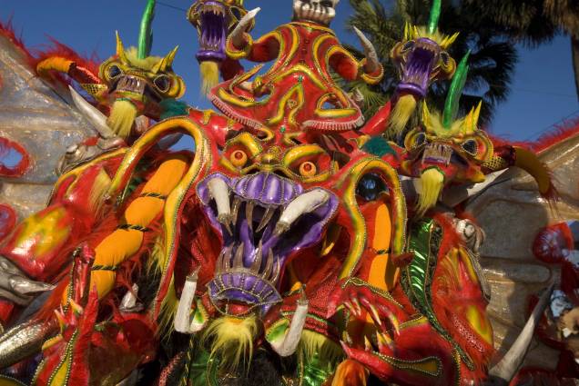 <strong>Santo Domingo, República Dominicana: merengue e Caribe</strong><br />Terra do merengue e da bachata, a República Dominicana agrega os ritmos carnavalescos e atrai milhares de foliões para as ruas. É possível pular em bailes ou desfiles animadíssimos. Figuras folclóricas como o diabo são tema da maioria das fantasias <strong>Santo Domingo, República Dominicana: merengue e Caribe</strong><br />Terra do merengue e da bachata, a República Dominicana agrega os ritmos carnavalescos e atrai milhares de foliões para as ruas. É possível pular em bailes ou desfiles animadíssimos. Figuras folclóricas como o diabo são tema da maioria das fantasias