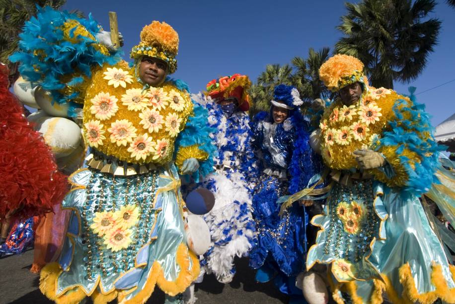 <strong>Santo Domingo, República Dominicana: merengue e Caribe</strong><br />Incluir a República Dominicana no seu roteiro de viagem de Carnaval também pode ser um bom negócio: esse é o destino mais barato do Caribe. Ali há resorts all-inclusive bons e com ótimos preços, além de restaurantes e passeios que não pesam no bolso