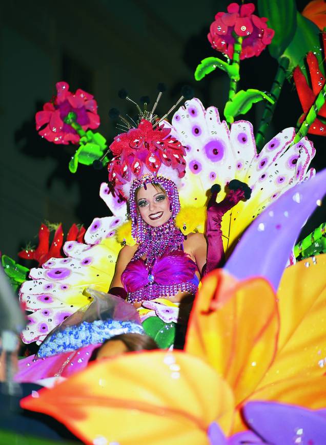 <strong>Santa Cruz de Tenerife, Espanha: à la Brasil</strong><br />O Carnaval de Santa Cruz de Tenerife, nas Ilhas Canárias, é o mais "brasileño" de todos os celebrados na Espanha e é famoso internacionalmente por ser um dos mais populares do mundo. O segredo do sucesso nós conhecemos bem: ritmo e espetáculo <strong>Santa Cruz de Tenerife, Espanha: à la Brasil</strong><br />O Carnaval de Santa Cruz de Tenerife, nas Ilhas Canárias, é o mais "brasileño" de todos os celebrados na Espanha e é famoso internacionalmente por ser um dos mais populares do mundo. O segredo do sucesso nós conhecemos bem: ritmo e espetáculo