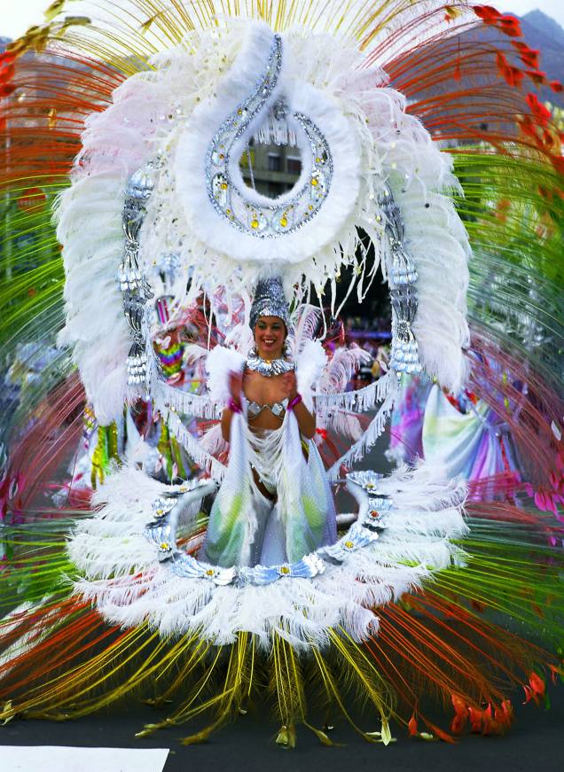 <strong>Santa Cruz de Tenerife, Espanha: à la Brasil</strong><br />Em Santa Cruz de Tenerife, nas Ilhas Canárias, há Carnaval de rua, como no Brasil: milhares de pessoas e grupos musicais perambulam celebrando durante horas. A eleição da rainha do Carnaval também é algo grandioso e que mobiliza as multidões. As candidatas usam figurinos bem elaborados – que chegam a pesar quase 100 quilos <strong>Santa Cruz de Tenerife, Espanha: à la Brasil</strong><br />Em Santa Cruz de Tenerife, nas Ilhas Canárias, há Carnaval de rua, como no Brasil: milhares de pessoas e grupos musicais perambulam celebrando durante horas. A eleição da rainha do Carnaval também é algo grandioso e que mobiliza as multidões. As candidatas usam figurinos bem elaborados – que chegam a pesar quase 100 quilos