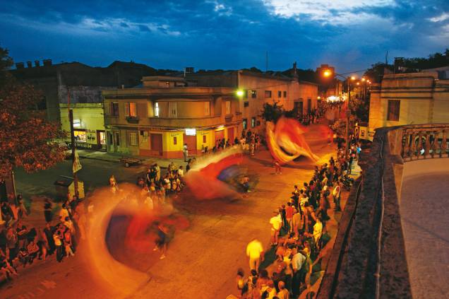 <strong><a href="https://viajeaqui.abril.com.br/cidades/uruguai-montevideu" rel="Montevidéu, Uruguai:">Montevidéu, Uruguai:</a> concentração no Barrio Sur</strong><br />O Barrio Sur, em Montevidéu, no Uruguai é um dos palcos da festa. Em suas ruas desfilam as comparsas, blocos que dançam ao batuque de um ritmo afro-uruguaio. O público assiste da calçada e torce por seus grupos preferidos. O Carnaval de Montevidéu é considerado o mais longo do mundo. Dura cerca de 40 dias, do fim de janeiro até março <strong><a href="https://viajeaqui.abril.com.br/cidades/uruguai-montevideu" rel="Montevidéu, Uruguai:">Montevidéu, Uruguai:</a> concentração no Barrio Sur</strong><br />O Barrio Sur, em Montevidéu, no Uruguai é um dos palcos da festa. Em suas ruas desfilam as comparsas, blocos que dançam ao batuque de um ritmo afro-uruguaio. O público assiste da calçada e torce por seus grupos preferidos. O Carnaval de Montevidéu é considerado o mais longo do mundo. Dura cerca de 40 dias, do fim de janeiro até março
