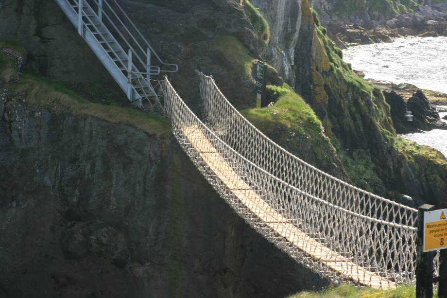 Nos arredores de Ballintoy, a ponte Carrick-a-Rede Rope é considerada a mais famosa da Irlanda do Norte. Com vinte metros de extensão, ela é um dos grandes atrativos de turistas que visitam o país Nos arredores de Ballintoy, a ponte Carrick-a-Rede Rope é considerada a mais famosa da Irlanda do Norte. Com vinte metros de extensão, ela é um dos grandes atrativos de turistas que visitam o país
