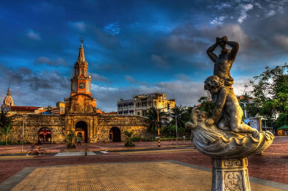 <strong><a href="https://viajeaqui.abril.com.br/cidades/colombia-cartagena" rel="CARTAGENA" target="_blank">CARTAGENA</a> LUXO</strong><a href="https://viajeaqui.abril.com.br/cidades/colombia-cartagena" rel="Cartagena" target="_blank">Cartagena</a> (foto), na <a href="https://viajeaqui.abril.com.br/paises/colombia" rel="Colômbia" target="_blank">Colômbia</a>, une a descontração de uma cidade à beira do Caribe com um preservado Centro Histórico. Dentro de seus muros, ruelas estreitas guardam uma arquitetura colonial colorida, além de praças e igrejas seculares. As três noites são no luxuoso <a href="https://www.sofitel-legend.com/cartagena/en/" rel="Sofitel" target="_blank">Sofitel</a>, localizado num antigo convento do século 17.<strong>Quando:</strong> em 21 de abril<strong>Quem leva:</strong> <a href="https://terezaferrariviagens.com.br/" rel="Tereza Ferrari" target="_blank">Tereza Ferrari</a><strong>Quanto:</strong> US$ 1 288