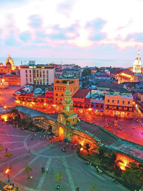 <strong><a href="https://viajeaqui.abril.com.br/cidades/colombia-cartagena" rel="Cartagena das Índias" target="_self">Cartagena das Índias</a></strong>                    A cidade de <a href="https://viajeaqui.abril.com.br/cidades/colombia-cartagena" rel="Cartagena" target="_self">Cartagena</a> é famosa por seu centro histórico, fortificado com muros de pedras do século 16, e casinhas coloridas que abrigam bares, restaurantes, butiques charmosas e até hotéis e pousadinhas românticas                    <em><a href="https://www.booking.com/city/co/cartagena.pt-br.html?aid=332455&label=viagemabril-cenarios-da-colombia" rel="Veja preços de hotéis em Cartagena no Booking.com" target="_blank">Veja preços de hotéis em Cartagena no Booking.com</a></em>