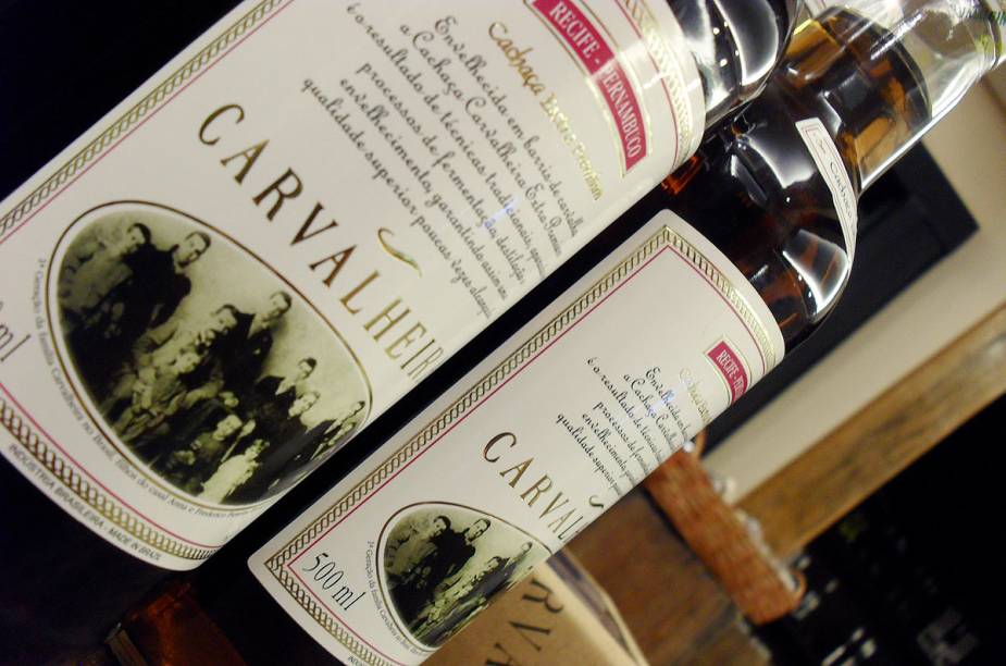 A cachaçaria <a href="https://www.carvalheira.com.br/" target="_blank">Carvalheira</a>, em Recife (PE) tem a fábrica, uma loja e um salão abertos a visitas. O carro-chefe da casa é a cachaça Extra Premium, que vem rotulada com foto da família portuguesa que inspirou o nome da marca e um pedido de casamento do patriarca à matriarca, datado de 1870. Endereço: Rua Manoel Didier, 53, Imbiribeira, Recife A cachaçaria <a href="https://www.carvalheira.com.br/" target="_blank">Carvalheira</a>, em Recife (PE) tem a fábrica, uma loja e um salão abertos a visitas. O carro-chefe da casa é a cachaça Extra Premium, que vem rotulada com foto da família portuguesa que inspirou o nome da marca e um pedido de casamento do patriarca à matriarca, datado de 1870. Endereço: Rua Manoel Didier, 53, Imbiribeira, Recife