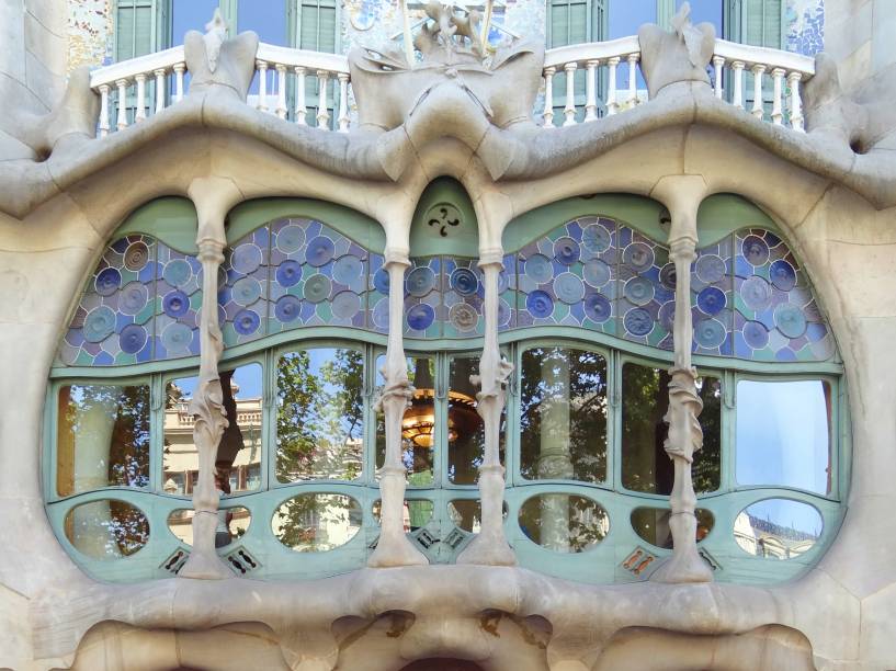 <strong>Casa Batlló, <a href="https://viajeaqui.abril.com.br/cidades/espanha-barcelona" rel="Barcelona" target="_blank">Barcelona</a>, <a href="https://viajeaqui.abril.com.br/paises/espanha" rel="Espanha" target="_blank">Espanha</a></strong>                Parecem ossos, mas é arquitetura! Com um toque quase surrealista, a janela da Casa Batlló tem uma estrutura toda especial: as hastes assemelham-se a ossos e seu formato lembra uma boca aberta. O edifício é uma das obras primas do artista catalão Antonio Gaudí, sendo a mais conhecida a catedral da cidade, a Sagrada Família