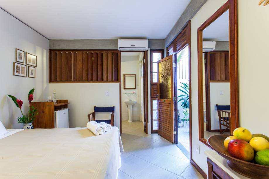 <strong><a href="https://viajeaqui.abril.com.br/estabelecimentos/br-ba-salvador-hospedagem-casa-da-vitoria" rel="Casa da Vitória">Casa da Vitória</a> – <a href="https://viajeaqui.abril.com.br/cidades/br-ba-salvador" rel="Salvador (BA)">Salvador (BA)</a></strong><br /> <br /> Em um casarão dos anos 60, sem placas para indicar o nome da pousada, a Casa da Vitória mantém quartos charmosos, com decoração mesclando moderno e antigo. Um detalhe importante: não há TV ou telefone nos quartos, para estimular a convivência entre os hóspedes. O café da manhã é agrada até os mais exigentes, com ingredientes fresquinhos. <strong><a href="https://viajeaqui.abril.com.br/estabelecimentos/br-ba-salvador-hospedagem-casa-da-vitoria" rel="Casa da Vitória">Casa da Vitória</a> – <a href="https://viajeaqui.abril.com.br/cidades/br-ba-salvador" rel="Salvador (BA)">Salvador (BA)</a></strong><br /> <br /> Em um casarão dos anos 60, sem placas para indicar o nome da pousada, a Casa da Vitória mantém quartos charmosos, com decoração mesclando moderno e antigo. Um detalhe importante: não há TV ou telefone nos quartos, para estimular a convivência entre os hóspedes. O café da manhã é agrada até os mais exigentes, com ingredientes fresquinhos.