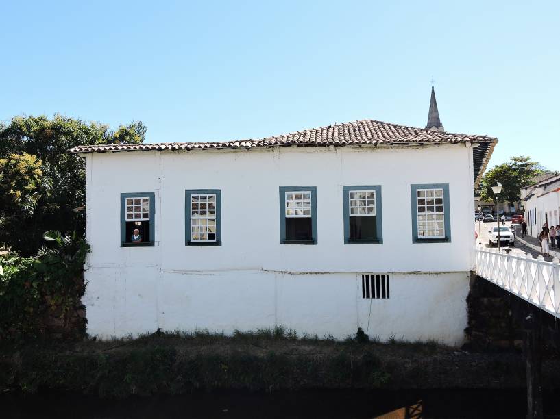 Cora (de coração) e Coralina (de coral), pseudônimo de Ana Lins dos Guimarães Peixoto Bretas (1889-1985), passou toda a sua vida neste casarão, às margens do Rio Vermelho, na <a href="https://viajeaqui.abril.com.br/cidades/br-go-goias" rel="Cidade de Goiás (GO)" target="_blank">Cidade de Goiás (GO)</a>