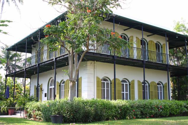 <strong>Ernest Hemingway (<a href="https://viajeaqui.abril.com.br/cidades/estados-unidos-miami" rel="Key West" target="_blank">Key West</a>, Flórida, <a href="https://viajeaqui.abril.com.br/paises/estados-unidos" rel="Estados Unidos" target="_blank">Estados Unidos</a>)</strong> O casarão ensolarado, de janelas amplas e piscina, fica na pontinha sul da Flórida. A casa em que o norte-americano viveu entre 1931 e 1940 com a ex-mulher, Pauline, e dois filhos, mantém a mobília original e objetos que Pauline trouxe da França. As dezenas de gatos que vivem por ali também são uma atração: dizem que eles são descendentes dos gatos que Hemingway e a família criaram. O autor ficou famoso por obras como "O Velho e o Mar", "O Sol Também se Levanta" e "Por Quem os Sinos Dobram" <strong>Ernest Hemingway (<a href="https://viajeaqui.abril.com.br/cidades/estados-unidos-miami" rel="Key West" target="_blank">Key West</a>, Flórida, <a href="https://viajeaqui.abril.com.br/paises/estados-unidos" rel="Estados Unidos" target="_blank">Estados Unidos</a>)</strong> O casarão ensolarado, de janelas amplas e piscina, fica na pontinha sul da Flórida. A casa em que o norte-americano viveu entre 1931 e 1940 com a ex-mulher, Pauline, e dois filhos, mantém a mobília original e objetos que Pauline trouxe da França. As dezenas de gatos que vivem por ali também são uma atração: dizem que eles são descendentes dos gatos que Hemingway e a família criaram. O autor ficou famoso por obras como "O Velho e o Mar", "O Sol Também se Levanta" e "Por Quem os Sinos Dobram"