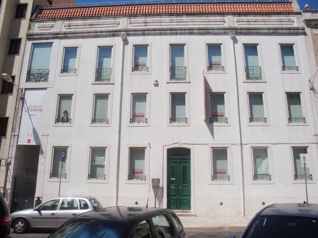 <strong>Fernando Pessoa (<a href="https://viajeaqui.abril.com.br/cidades/portugal-lisboa" rel="Lisboa" target="_blank">Lisboa</a>, <a href="https://viajeaqui.abril.com.br/paises/portugal" rel="Portugal" target="_blank">Portugal</a>)</strong> É nesta casa em Campo de Ourique que o poeta português passou os últimos 15 anos de sua vida. Além de atividades culturais, a Casa Fernando Pessoa expõe o quarto em que ele morou, decorado como se ele ainda vivesse ali, junto com algumas relíquias, como o óculos de armação arrendodada, o bloco de anotações, e a máquina de escrever. Diz a lenda que foi naquele quartinho que ele escreveu, na noite de 8 de março de 1914, três dos seus poemas mais famosos: "O Guardador de Rebanhos", "A Chuva Oblíqua" e "Ode Triunfal" <strong>Fernando Pessoa (<a href="https://viajeaqui.abril.com.br/cidades/portugal-lisboa" rel="Lisboa" target="_blank">Lisboa</a>, <a href="https://viajeaqui.abril.com.br/paises/portugal" rel="Portugal" target="_blank">Portugal</a>)</strong> É nesta casa em Campo de Ourique que o poeta português passou os últimos 15 anos de sua vida. Além de atividades culturais, a Casa Fernando Pessoa expõe o quarto em que ele morou, decorado como se ele ainda vivesse ali, junto com algumas relíquias, como o óculos de armação arrendodada, o bloco de anotações, e a máquina de escrever. Diz a lenda que foi naquele quartinho que ele escreveu, na noite de 8 de março de 1914, três dos seus poemas mais famosos: "O Guardador de Rebanhos", "A Chuva Oblíqua" e "Ode Triunfal"