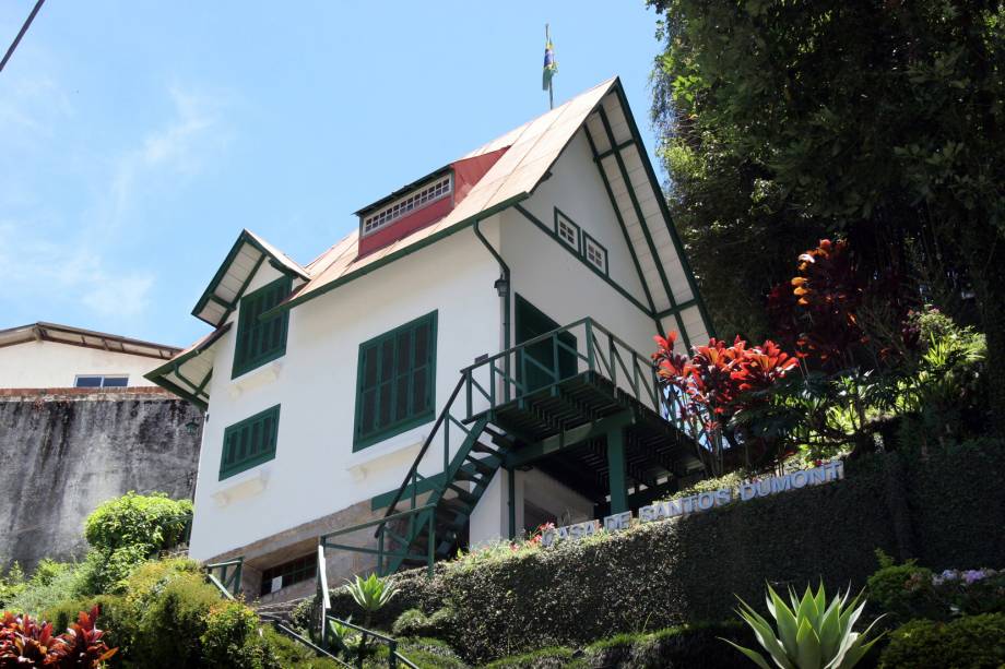 A <a href="https://viajeaqui.abril.com.br/estabelecimentos/br-rj-petropolis-atracao-casa-de-santos-dumont" rel="Casa de Santos Dumont" target="_blank">Casa de Santos Dumont</a> (A Encantada) é outra construção que vale a visita em Petrópolis (RJ). Considerada moderna na época (foi erguida em 1918), a pequena construção alpina de três pavimentos apresenta todas as criações de Santos Dumont, exceto evidentemente o 14-Bis. Lá estão o chuveiro quente movido a álcool, a famosa escada para apenas um pé (comece subindo com o esquerdo) e os móveis colados na parede. Só não espere encontrar uma cozinha: parece que Dumont não era bom nessa área e um hotel vizinho preparava suas refeições.<br />        A <a href="https://viajeaqui.abril.com.br/estabelecimentos/br-rj-petropolis-atracao-casa-de-santos-dumont" rel="Casa de Santos Dumont" target="_blank">Casa de Santos Dumont</a> (A Encantada) é outra construção que vale a visita em Petrópolis (RJ). Considerada moderna na época (foi erguida em 1918), a pequena construção alpina de três pavimentos apresenta todas as criações de Santos Dumont, exceto evidentemente o 14-Bis. Lá estão o chuveiro quente movido a álcool, a famosa escada para apenas um pé (comece subindo com o esquerdo) e os móveis colados na parede. Só não espere encontrar uma cozinha: parece que Dumont não era bom nessa área e um hotel vizinho preparava suas refeições.<br />