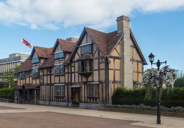 <strong>William Shakespeare (Stratford-upon-Avon, <a href="https://viajeaqui.abril.com.br/paises/reino-unido" rel="Reino Unido" target="_blank">Reino Unido</a>)</strong> Há cinco casas no Reino Unido que contam a história do maior escritor inglês de todos os tempos. Uma delas é a da foto acima: foi nessa casa que ele nasceu e viveu até por volta dos seus 20 anos, quando casou-se e mudou-se para o seu segundo lar (que também pode ser visitado). Dentro da casa, é possível descobrir detalhes sobre como a personalidade do escritor foi moldada – o local era agitado, sempre cheio de gente (Foto: <a href="https://en.wikipedia.org/wiki/File:Shakespeare%27s_Birthplace,_Stratford-upon-Avon_-_Sept_2012.jpg" rel="David Iliff" target="_blank">David Iliff</a>) <strong><a href="https://viajeaqui.abril.com.br/materias/fotos-grandes-destinos-no-reino-unido" rel="+ Doze melhores destinos no Reino Unido, a partir de Londres" target="_blank">+ Doze melhores destinos no Reino Unido, a partir de Londres</a></strong> <strong>William Shakespeare (Stratford-upon-Avon, <a href="https://viajeaqui.abril.com.br/paises/reino-unido" rel="Reino Unido" target="_blank">Reino Unido</a>)</strong> Há cinco casas no Reino Unido que contam a história do maior escritor inglês de todos os tempos. Uma delas é a da foto acima: foi nessa casa que ele nasceu e viveu até por volta dos seus 20 anos, quando casou-se e mudou-se para o seu segundo lar (que também pode ser visitado). Dentro da casa, é possível descobrir detalhes sobre como a personalidade do escritor foi moldada – o local era agitado, sempre cheio de gente (Foto: <a href="https://en.wikipedia.org/wiki/File:Shakespeare%27s_Birthplace,_Stratford-upon-Avon_-_Sept_2012.jpg" rel="David Iliff" target="_blank">David Iliff</a>) <strong><a href="https://viajeaqui.abril.com.br/materias/fotos-grandes-destinos-no-reino-unido" rel="+ Doze melhores destinos no Reino Unido, a partir de Londres" target="_blank">+ Doze melhores destinos no Reino Unido, a partir de Londres</a></strong>