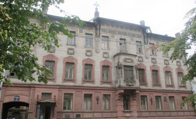 <strong>Vladimir Nabokov (<a href="https://viajeaqui.abril.com.br/cidades/russia-sao-petersburgo" rel="São Petersburgo" target="_blank">São Petersburgo</a>, <a href="https://viajeaqui.abril.com.br/paises/russia" rel="Rússia" target="_blank">Rússia</a>)</strong> Foi aqui que o escritor russo nasceu, em 1899, e viveu até a adolescência, em 1917. A família fugiu da revolução Russa, esperando passar poucos meses fora do país, mas nunca mais voltou à casa. Nos anos 1990, o térreo foi aberto para expor os objetos pessoais da família, como a extensa coleção de livros - são mais de 10 mil volumes. Também dá para se ter uma ideia da fascinação que Nabokov tinha por borboletas - suas coleções de desenhos de borboletas, e de borboletas que ele caçou, estão entre os pontos altos do museu <strong>Vladimir Nabokov (<a href="https://viajeaqui.abril.com.br/cidades/russia-sao-petersburgo" rel="São Petersburgo" target="_blank">São Petersburgo</a>, <a href="https://viajeaqui.abril.com.br/paises/russia" rel="Rússia" target="_blank">Rússia</a>)</strong> Foi aqui que o escritor russo nasceu, em 1899, e viveu até a adolescência, em 1917. A família fugiu da revolução Russa, esperando passar poucos meses fora do país, mas nunca mais voltou à casa. Nos anos 1990, o térreo foi aberto para expor os objetos pessoais da família, como a extensa coleção de livros - são mais de 10 mil volumes. Também dá para se ter uma ideia da fascinação que Nabokov tinha por borboletas - suas coleções de desenhos de borboletas, e de borboletas que ele caçou, estão entre os pontos altos do museu