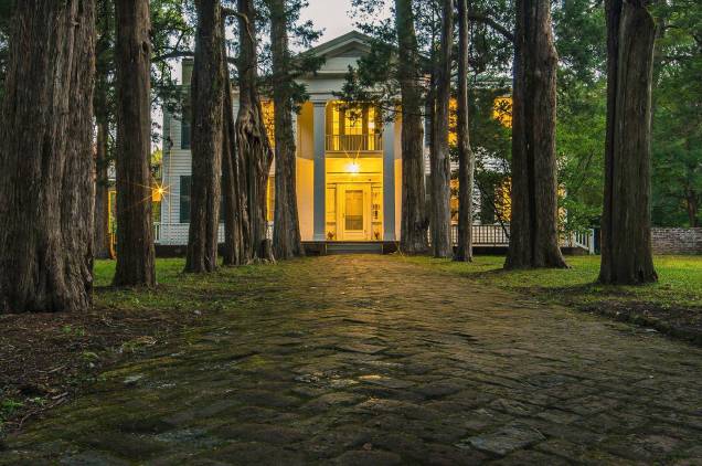 <strong>William Faulkner (Oxford, Mississippi, <a href="https://viajeaqui.abril.com.br/paises/estados-unidos" rel="Estados Unidos" target="_blank">Estados Unidos</a>)</strong> Construída em 1844, a casa – que fica em uma fazenda e é cercada por carvalhos gigantescos – foi o local preferido de Faulkner para escrever sua extensa obra que o levou a receber o Prêmio Nobel de Literatura em 1949. Ele e sua família mudaram-se para esse casarão em 1930, e ali Faulkner viveu até o fim de sua vida, em 1962 <strong>William Faulkner (Oxford, Mississippi, <a href="https://viajeaqui.abril.com.br/paises/estados-unidos" rel="Estados Unidos" target="_blank">Estados Unidos</a>)</strong> Construída em 1844, a casa – que fica em uma fazenda e é cercada por carvalhos gigantescos – foi o local preferido de Faulkner para escrever sua extensa obra que o levou a receber o Prêmio Nobel de Literatura em 1949. Ele e sua família mudaram-se para esse casarão em 1930, e ali Faulkner viveu até o fim de sua vida, em 1962