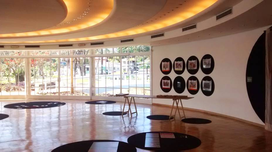 <strong><a href="https://viajeaqui.abril.com.br/estabelecimentos/br-mg-belo-horizonte-atracao-pampulha" rel="Casa do Baile" target="_self">Casa do Baile</a></strong>            O projeto da casa, também assinado por Oscar Niemeyer, tem um formato peculiar, todo curvado. Quando foi inaugurada em 1943, a casa tinha por objetivo ser um restaurante popular, com uma pista de dança acoplada - uma alternativa ao cassino (que hoje abriga o Museu de Arte), que servia para a alta sociedade mineira. Hoje, o lugar recebe exposições temporárias