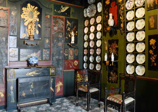 <strong><a href="https://viajeaqui.abril.com.br/estabelecimentos/franca-paris-atracao-place-des-vosges" rel="Victor Hugo" target="_blank">Victor Hugo</a> (<a href="https://viajeaqui.abril.com.br/cidades/franca-paris" rel="Paris" target="_blank">Paris</a>, <a href="https://viajeaqui.abril.com.br/paises/franca" rel="França" target="_blank">França</a>)</strong> Foi neste apartamento, hoje localizado na Place des Vosges, que o escritor francês viveu entre 1832 e 1848. A decoração atual tem vários objetos que pertenciam ao autor de "Os Miseráveis" e "O Corcunda de Notre Dame", mas os cômodos também contam a história de sua vida. A foto acima, por exemplo, é do quarto chinês, que expõe o período em que ele ficou em exílio, em Guernsey, na Costa da Normandia. A estante de pratos na parede foi uma ideia criativa do escritor, que adorava decoração <strong><a href="https://viajeaqui.abril.com.br/estabelecimentos/franca-paris-atracao-place-des-vosges" rel="Victor Hugo" target="_blank">Victor Hugo</a> (<a href="https://viajeaqui.abril.com.br/cidades/franca-paris" rel="Paris" target="_blank">Paris</a>, <a href="https://viajeaqui.abril.com.br/paises/franca" rel="França" target="_blank">França</a>)</strong> Foi neste apartamento, hoje localizado na Place des Vosges, que o escritor francês viveu entre 1832 e 1848. A decoração atual tem vários objetos que pertenciam ao autor de "Os Miseráveis" e "O Corcunda de Notre Dame", mas os cômodos também contam a história de sua vida. A foto acima, por exemplo, é do quarto chinês, que expõe o período em que ele ficou em exílio, em Guernsey, na Costa da Normandia. A estante de pratos na parede foi uma ideia criativa do escritor, que adorava decoração