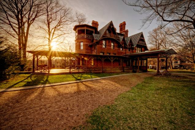 <strong>Mark Twain (Hartford, Connecticut, <a href="https://viajeaqui.abril.com.br/paises/estados-unidos" rel="Estados Unidos" target="_blank">Estados Unidos</a>)</strong> O autor de "As Aventuras de Tom Sawyer" nasceu no Mississippi e passou a viver em Hartford em 1874, após se casar com Olivia Clemens. Com ajuda de um arquiteto, os dois planejaram todos os detalhes da casa, que demorou três anos para ficar pronta – e, segundo o próprio Twain, perfeita para abrigar a família do escritor norte-americano. Apesar de parte da história de Sawyer se passar na terra natal de Twain, foi nessa casa em Connecticut que ele escreveu a obra que o tornou famoso no mundo inteiro <strong>Mark Twain (Hartford, Connecticut, <a href="https://viajeaqui.abril.com.br/paises/estados-unidos" rel="Estados Unidos" target="_blank">Estados Unidos</a>)</strong> O autor de "As Aventuras de Tom Sawyer" nasceu no Mississippi e passou a viver em Hartford em 1874, após se casar com Olivia Clemens. Com ajuda de um arquiteto, os dois planejaram todos os detalhes da casa, que demorou três anos para ficar pronta – e, segundo o próprio Twain, perfeita para abrigar a família do escritor norte-americano. Apesar de parte da história de Sawyer se passar na terra natal de Twain, foi nessa casa em Connecticut que ele escreveu a obra que o tornou famoso no mundo inteiro