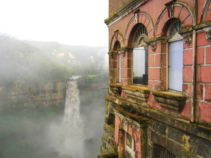 <strong>Casa e Museu Salto Del Tequendama, <a href="https://viajeaqui.abril.com.br/paises/colombia" rel="Colômbia" target="_blank">Colômbia</a></strong>        A região colombiana de Cundinamarca abriga um cenário que mistura belezas naturais e histórias assombradas. As quedas d’água de Salto Del Tequendama, localizadas a 30 quilômetros da capital <a href="https://viajeaqui.abril.com.br/cidades/colombia-bogota" rel="Bogotá" target="_blank">Bogotá</a>, possuem um entorno bem demarcado por uma intensa vegetação. Em 1928, foi inaugurado o Hotel Del Salto em seus arredores, cujo mirante deixava os hóspedes de frente com a cascata. O problema foi que a atividade do hotel, juntamente com a da hidrelétrica de El Charquito em suas proximidades, passaram a prejudicar a flora e a fauna local, além de representar uma parcela significativa da poluição de suas águas. E não é só isso: lendas urbanas locais contam que muitos moradores procuravam pela cascata, com quedas de 157 metros de altura, para se suicidar. O hotel acabou fechando as portas e, posteriormente, foi abandonado. Em 2014, a construção passou a abrigar a Casa e Museu Salto Del Tequendama, focado em biodiversidade, e foi restaurada – sem, no entanto, perder suas características originais e nem a fama de mal assombrada