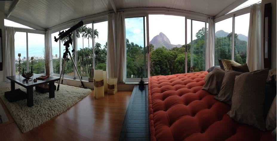 Embora não seja gigantesco (175 m²), este <a href="https://www.aluguetemporada.com.br/imovel/p3657227" rel="apartamento" target="_blank">apartamento</a> no <strong><a href="https://viajeaqui.abril.com.br/estabelecimentos/br-rj-rio-de-janeiro-atracao-jardim-botanico" rel="Jardim Botânico" target="_blank">Jardim Botânico</a></strong> tem grandes trunfos na localização e na vista Embora não seja gigantesco (175 m²), este <a href="https://www.aluguetemporada.com.br/imovel/p3657227" rel="apartamento" target="_blank">apartamento</a> no <strong><a href="https://viajeaqui.abril.com.br/estabelecimentos/br-rj-rio-de-janeiro-atracao-jardim-botanico" rel="Jardim Botânico" target="_blank">Jardim Botânico</a></strong> tem grandes trunfos na localização e na vista