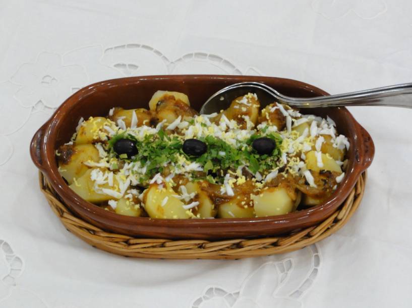 Bacalhau Marieta, da <a href="https://viajeaqui.abril.com.br/estabelecimentos/br-pr-maringa-restaurante-casa-portuguesa-com-certeza" rel="Casa Portuguesa, com certeza" target="_blank"><strong>Casa Portuguesa, Com Certeza</strong></a>, em <strong><a href="https://viajeaqui.abril.com.br/cidades/br-pr-maringa" rel="Maringá" target="_blank">Maringá</a></strong>. No prato, bacalhau em posta, batatas cozidas aceboladas e com azeite condimentado, ovo ralado, salsinha e azeitonas. <em>Avenida Cerro Azul, 214 (Zona 2). Tel. (44)3226-9283</em>