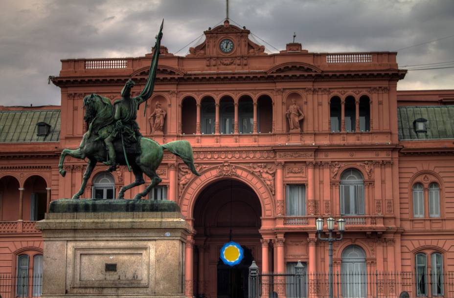 <strong>10. <a href="https://casarosada.gob.ar" rel="Casa Rosada" target="_blank">Casa Rosada</a></strong> (132 metros)     Sede do governo argentino desde 1873, ganhou a cor – e o nome – devido à mistura de cal e sangue de boi usada para impermeabilizar as paredes. <em>Calle Balcarce, 50. Grátis </em>