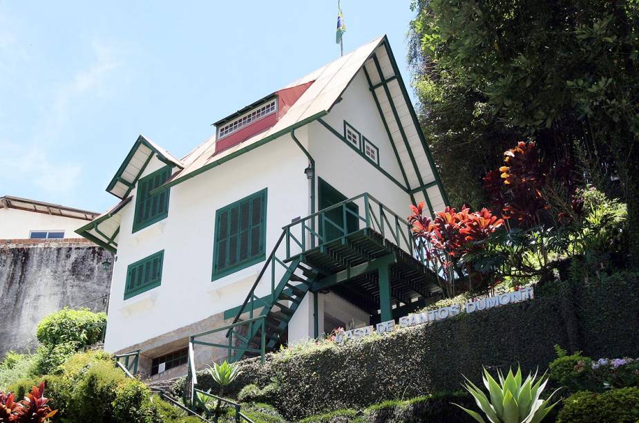 A casa de Santos Dumont, na cidade de Petrópolis (RJ), fica no alto de uma ladeira, é cheia de apetrechos inusitados e foi projetada pelo próprio inventor; hoje é um museu dedicado a ele A casa de Santos Dumont, na cidade de Petrópolis (RJ), fica no alto de uma ladeira, é cheia de apetrechos inusitados e foi projetada pelo próprio inventor; hoje é um museu dedicado a ele