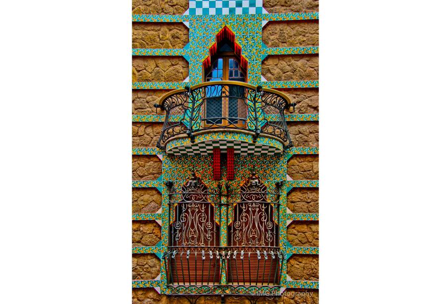 <strong>Casa Vicens, <a href="https://viajeaqui.abril.com.br/cidades/espanha-barcelona" rel="Barcelona" target="_blank">Barcelona</a>, <a href="https://viajeaqui.abril.com.br/paises/espanha" rel="Espanha" target="_blank">Espanha</a></strong>                Exatamente como Gaudí planejou, a janela da Casa Vicens poderia muito bem fazer parte do palácio do conto das Mil e Uma Noites, graças a inspiração árabe que permeia a construção