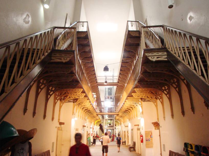 <strong>5. <a href="https://viajeaqui.abril.com.br/estabelecimentos/br-pe-recife-atracao-casa-da-cultura" rel="CASA DA CULTURA" target="_blank">CASA DA CULTURA</a></strong> (600 metros) As celas da antiga Casa de Detenção viraram 130 boxes para a venda de artesanato. <em>Rua Floriano Peixoto, s/nº, Santo Antônio</em> <strong>5. <a href="https://viajeaqui.abril.com.br/estabelecimentos/br-pe-recife-atracao-casa-da-cultura" rel="CASA DA CULTURA" target="_blank">CASA DA CULTURA</a></strong> (600 metros) As celas da antiga Casa de Detenção viraram 130 boxes para a venda de artesanato. <em>Rua Floriano Peixoto, s/nº, Santo Antônio</em>